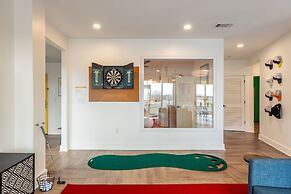 Dual Bachelor Pads w Rooftop Lounge Games Sleeps 26 5 Min to Broadway