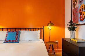 Dual Bachelor Pads w Rooftop Lounge Games Sleeps 26 5 Min to Broadway