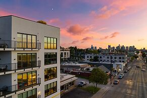 Dual Bachelor Pads w Rooftop Lounge Games Sleeps 26 5 Min to Broadway