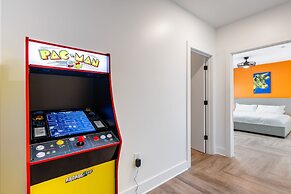 Dual Bachelor Pads w Rooftop Lounge Games Sleeps 26 5 Min to Broadway