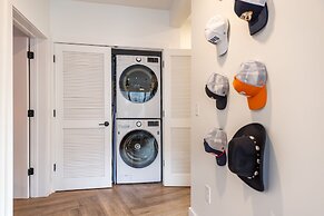 Dual Bachelor Pads w Rooftop Lounge Games Sleeps 26 5 Min to Broadway