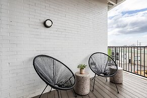 Dual Bachelor Pads w Rooftop Lounge Games Sleeps 26 5 Min to Broadway