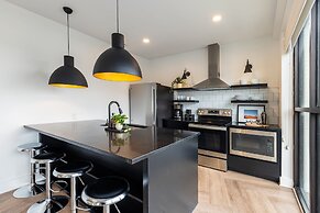 Dual Bachelor Pads w Rooftop Lounge Games Sleeps 26 5 Min to Broadway