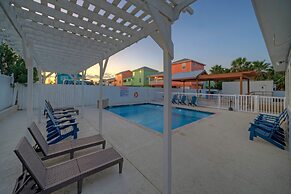 Chic 2BR Coastal Condo Shared Pool Near the Beach Envy the Adventure
