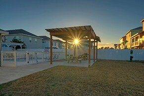 Chic 2BR Coastal Condo Shared Pool Near the Beach Envy the Adventure