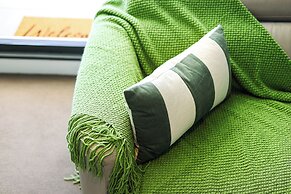 StayAU Leisure 2BR Modern CBD Apt