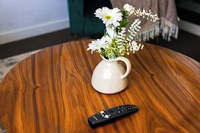 StayAU Leisure 2BR Modern CBD Apt