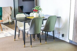 StayAU Leisure 2BR Modern CBD Apt