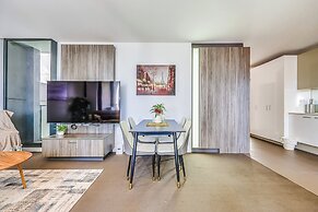 StayAU Leisure 2BR Modern CBD Apt