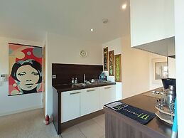 Apartmentsleeps5-balcony-petfriendly-aoarena-heatonpark-onstreetparkin