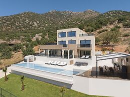 Luxurious Villa Dias With Tennis Court by Estia