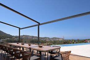 Luxurious Villa Dias With Tennis Court by Estia
