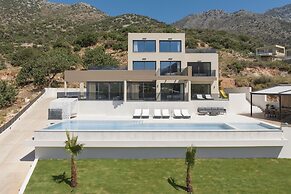 Luxurious Villa Dias With Tennis Court by Estia