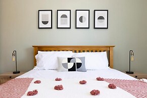 JOIVY Cosy Flat Next to Haymarket