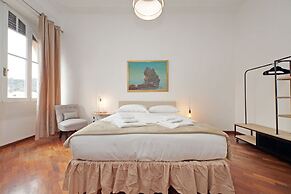 Giuliana Giant Apartment