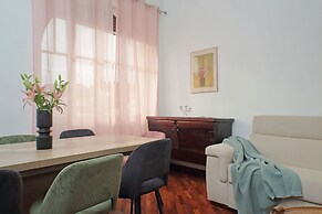 Giuliana Giant Apartment