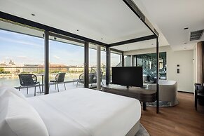 Leon Hotel & Lounge