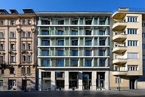 Leon Hotel & Lounge