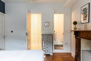 Elegant Georgian Flat in Historic Bath With Garden