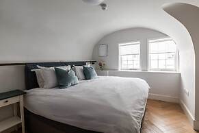 Elegant Georgian Flat in Historic Bath With Garden