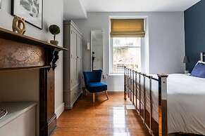 Elegant Georgian Flat in Historic Bath With Garden