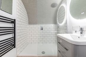 Elegant Georgian Flat in Historic Bath With Garden