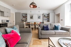 Elegant Georgian Flat in Historic Bath With Garden