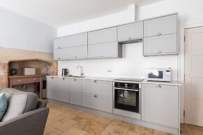 Elegant Georgian Flat in Historic Bath With Garden
