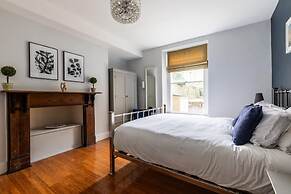 Elegant Georgian Flat in Historic Bath With Garden