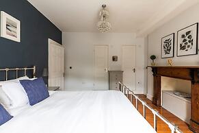 Elegant Georgian Flat in Historic Bath With Garden