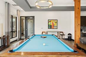 White Rock Lakewood Hideaway Pet-friendly Pool