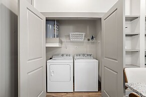 White Rock Lakewood Hideaway Pet-friendly Pool