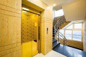 Alaya Stays Miyabi Executive Suite, Elegant 1-BHK Suite With Common Po