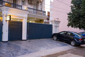 Alaya Stays Miyabi Executive Suite, Elegant 1-BHK Suite With Common Po