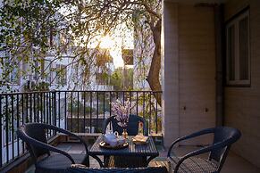 Alaya Stays Miyabi Executive Suite, Elegant 1-BHK Suite With Common Po