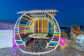 Alaya Stays Miyabi Executive Suite, Elegant 1-BHK Suite With Common Po