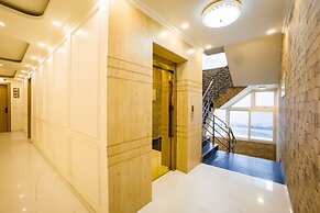 Alaya Stays Miyabi Executive Suite, Elegant 1-BHK Suite With Common Po