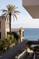 2-bedroom Retreat Just Steps From the Sea