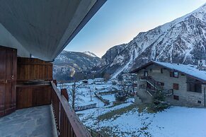 Welcoming 3BR Flat with parking in Verrand