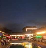 BRICK ROCK HOTEL AND SUITES