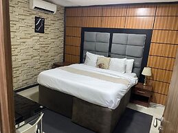 BRICK ROCK HOTEL AND SUITES