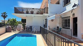 2 Bed Villa - Sleeps 5 - Private Pool & Garden