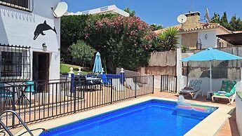 2 Bed Villa - Sleeps 5 - Private Pool & Garden