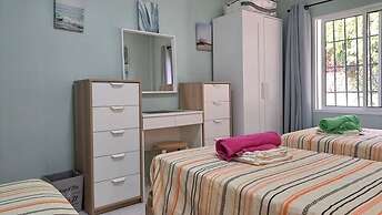 2 Bed Villa - Sleeps 5 - Private Pool & Garden