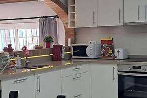 2 Bed Villa - Sleeps 5 - Private Pool & Garden