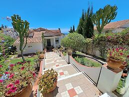 2 Bed Villa - Sleeps 5 - Private Pool & Garden