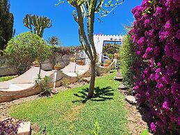 2 Bed Villa - Sleeps 5 - Private Pool & Garden