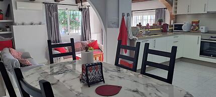 2 Bed Villa - Sleeps 5 - Private Pool & Garden