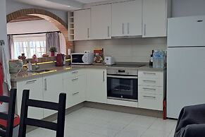 2 Bed Villa - Sleeps 5 - Private Pool & Garden