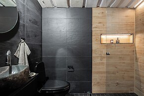 Private & Luminous Suite with lake views